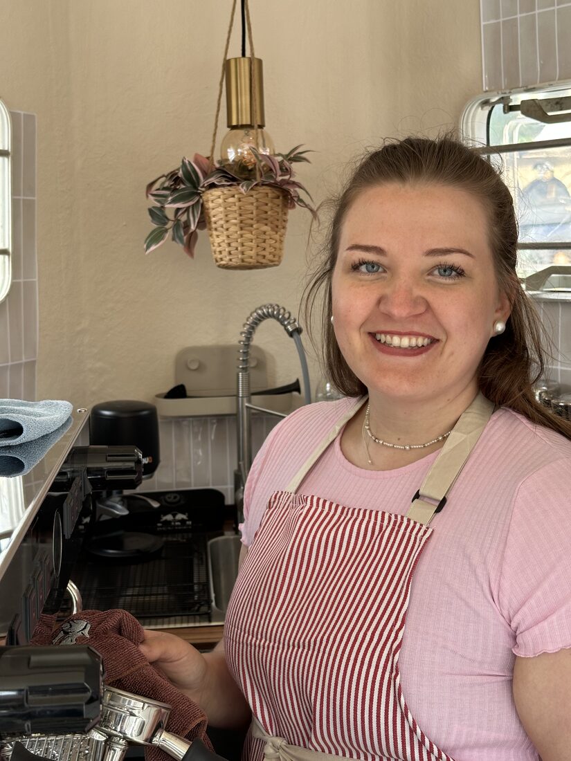 Jessi Protzer an der Espressomaschine