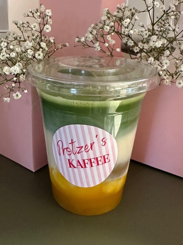 Matcha-Mango-Special im Becher