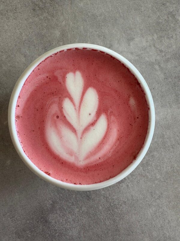 Red-Velvet-Latte mit Latte Art